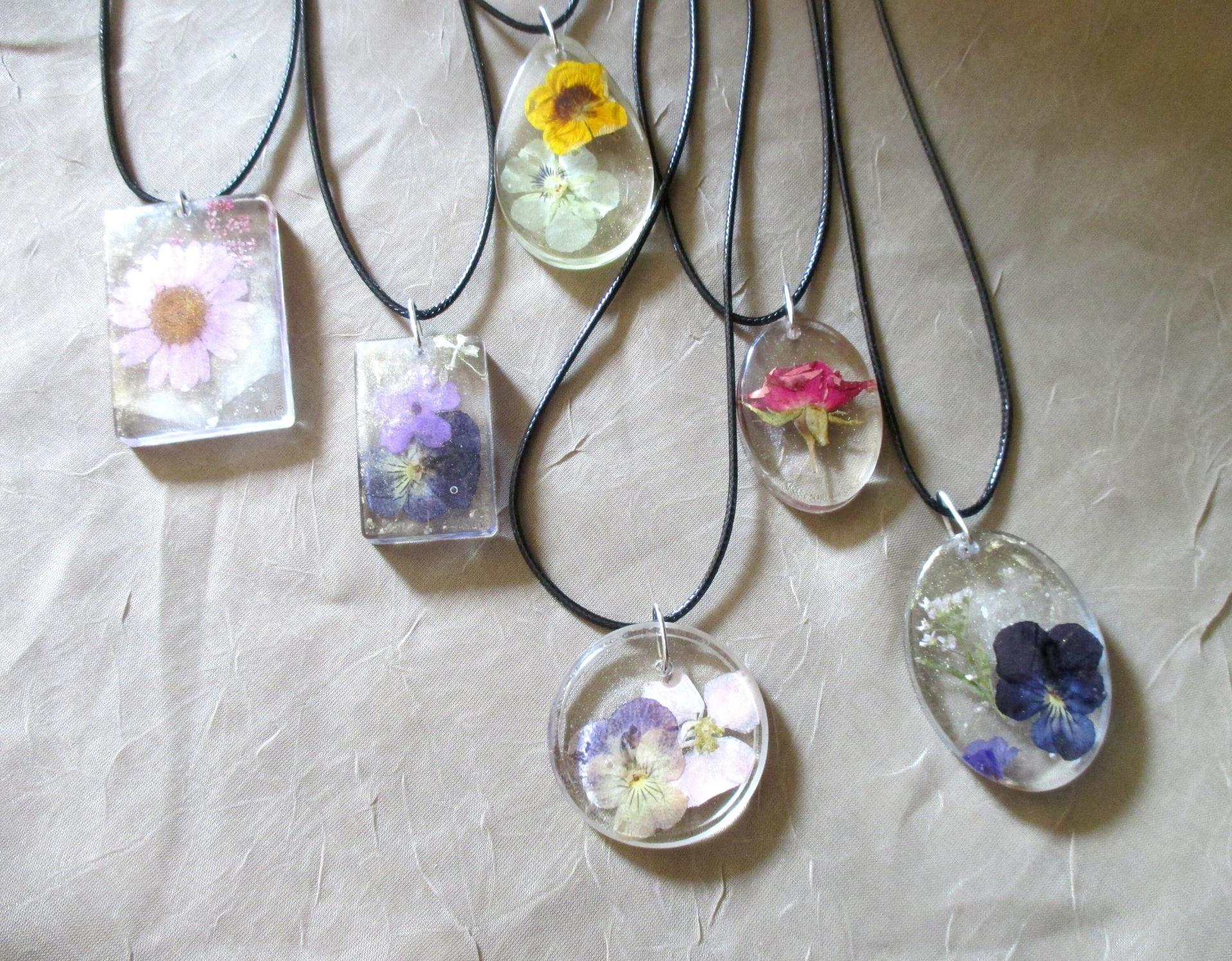 Pressed Flower Necklace | Pressed flower necklace, Pinterest jewelry, Dried  flower jewelry